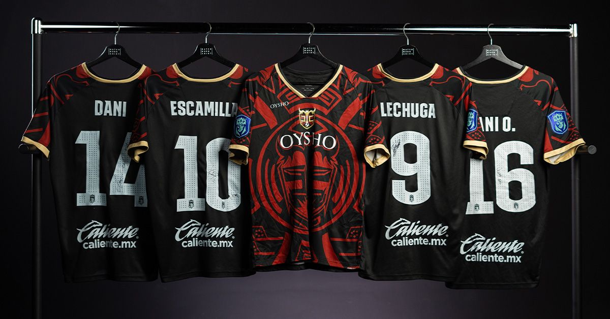 Adquiere los jerseys de Peluche Caligari con MatchWornShirt